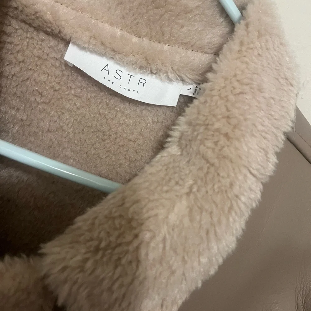 ASTR Revolve Taupe Francine Faux Leather Sherpa Winter Jacket Coat NWOT Large - Picture 3 of 5